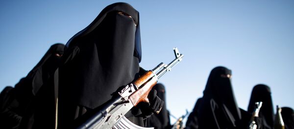 Las activistas, vestidas en nicab y con ametralladoras en las manos, participaron en Saná en una marcha contra la intervención de Arabia Saudí en los asuntos de Yemen - Sputnik Mundo