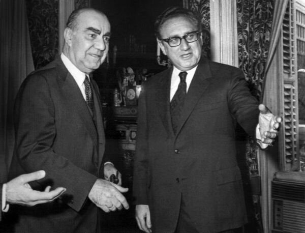 Luis Carrero Blanco, primer ministro de España (izda.) en una reunión con Henry Kissinger, secretario de Estado de EEUU (drcha.), 19 de diciembre de 1973, Madrid (archivo) - Sputnik Mundo