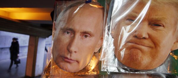 Máscaras con las caras de Vladímir Putin y Donald Trump - Sputnik Mundo