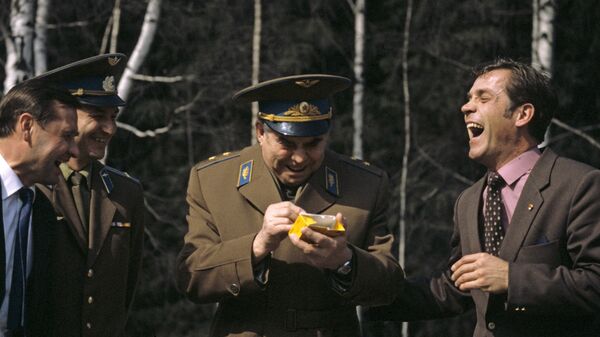 Miembros de la tripulación de la nave espacial Soyuz T-8 riéndose - Sputnik Mundo