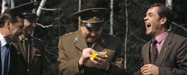 Miembros de la tripulación de la nave espacial Soyuz T-8 riéndose - Sputnik Mundo