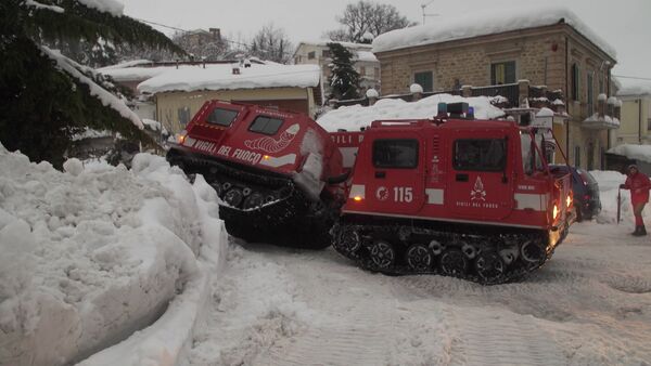 Las primeras imágenes del hotel sepultado por una avalancha en Italia - Sputnik Mundo