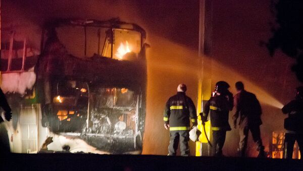 Los autobuses incendiados - Sputnik Mundo