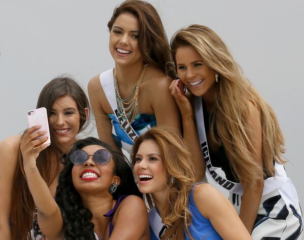 Las jóvenes más hermosas del planeta disfrutan de un paseo en yate - Sputnik Mundo