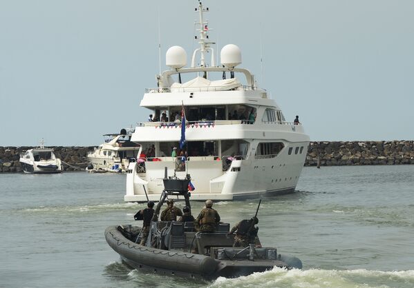 Las jóvenes más hermosas del planeta disfrutan de un paseo en yate - Sputnik Mundo