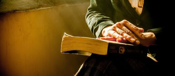 Mujer sostiene un libro - Sputnik Mundo