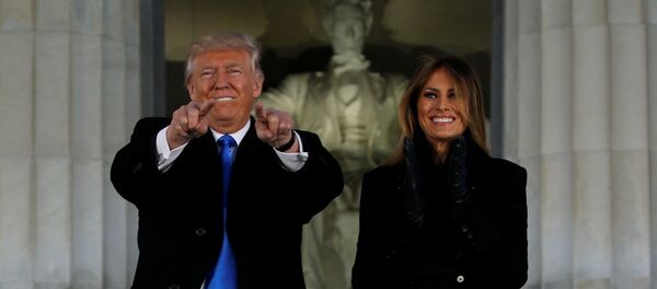Donald Trump,presidente electo de EEUU, y su esposa, Melania Trump Donald Trump,presidente electo de EEUU, y su esposa, Melania Trump - Sputnik Mundo
