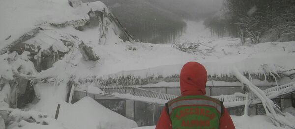Un socorrista enfrente del hotel destruido por avalancha, Italia - Sputnik Mundo