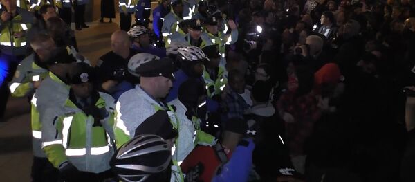 Washington: enfrentamientos entre la policía y los manifestantes anti-Trump - Sputnik Mundo