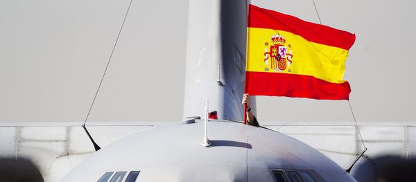 La bandera de España colocada en un avión - Sputnik Mundo