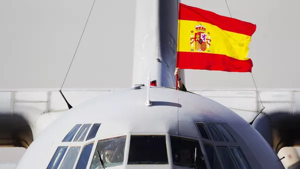 La bandera de España colocada en un avión - Sputnik Mundo