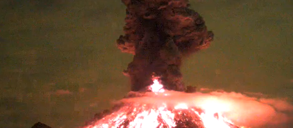 La erupción del volcán mexicano de Colima - Sputnik Mundo