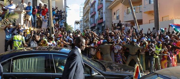 Los seguidores de Adama Barrow, presidente de Gambia (auscente en la foto) - Sputnik Mundo