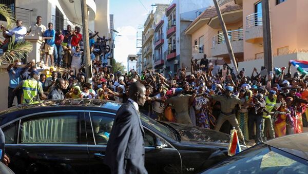 Los seguidores de Adama Barrow, presidente de Gambia (auscente en la foto) - Sputnik Mundo