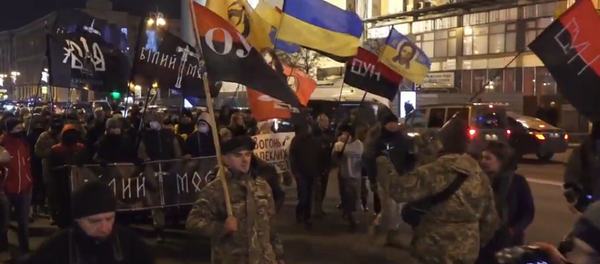 Choques entre radicales ucranianos y la policía en una marcha para conmemorar el Maidán - Sputnik Mundo