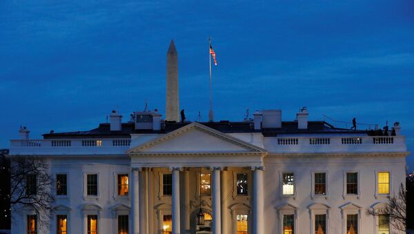 Security personnel walk on the roof of then White House near Pennsylvania Avenue before Inauguration Day for U.S. President-elect Donald Trump in Washington - Sputnik Mundo