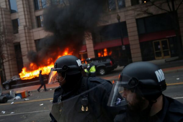 Policía durante la manifestación anti-Trump en Washington, 20 de enero de 2017 Policía durante la manifestación anti-Trump en Washington, 20 de enero de 2017 - Sputnik Mundo