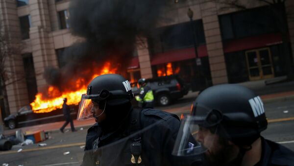 Policía durante la manifestación anti-Trump en Washington - Sputnik Mundo