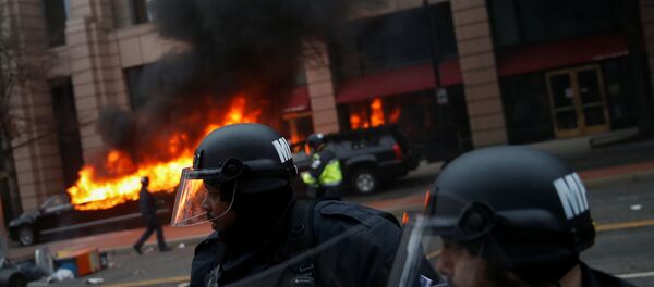 Policía durante la manifestación anti-Trump en Washington Policía durante la manifestación anti-Trump en Washington - Sputnik Mundo