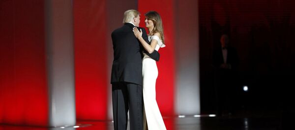 Donald Trump y su esposa Melania durante los bailes de gala - Sputnik Mundo