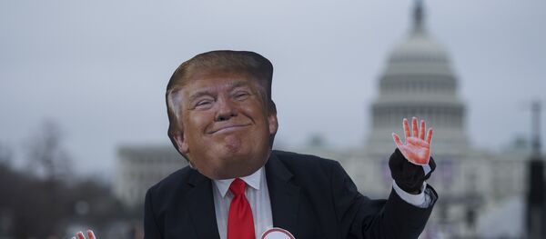Manifestante con máscara de Donald Trump - Sputnik Mundo