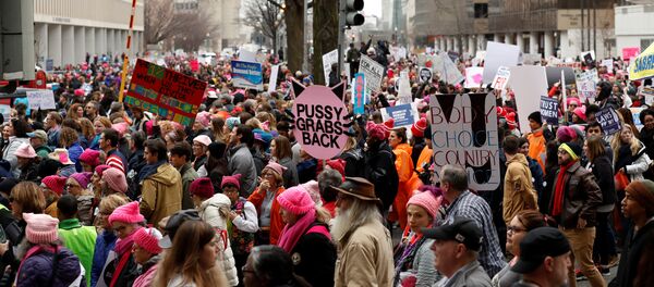 La Marcha de las Mujeres: cientos de activistas marchan contra Donald Trump - Sputnik Mundo