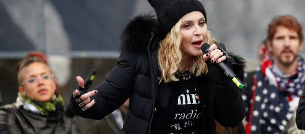 La cantante Madonna durante la Marcha de las Mujeres en Washington La cantante Madonna durante la Marcha de las Mujeres en Washington - Sputnik Mundo