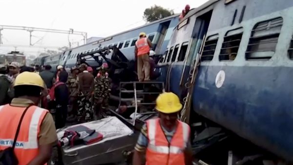 Tren descarillado en India Tren descarillado en India - Sputnik Mundo
