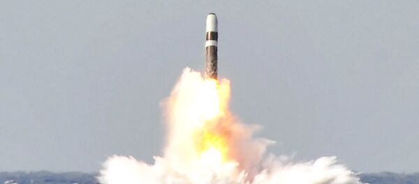 Lanzamiento de un misil balístico Trident II desde el submarino estadounidense USS West Virginia (archivo) - Sputnik Mundo