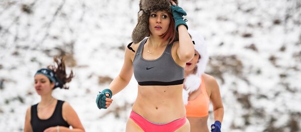 Retando al frío: bajo cero en ropa interior - Sputnik Mundo