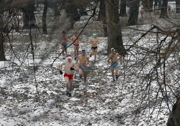 Retando al frío: bajo cero en ropa interior - Sputnik Mundo