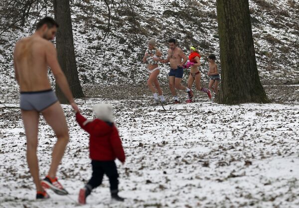 Retando al frío: bajo cero en ropa interior - Sputnik Mundo