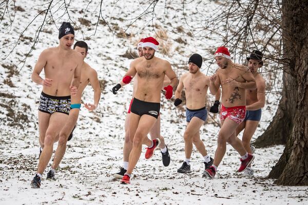 Retando al frío: bajo cero en ropa interior - Sputnik Mundo