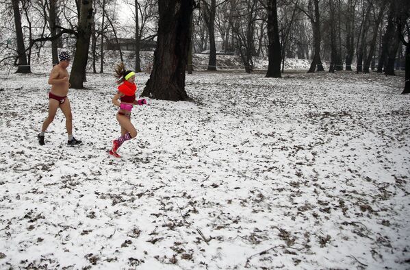 Retando al frío: bajo cero en ropa interior - Sputnik Mundo