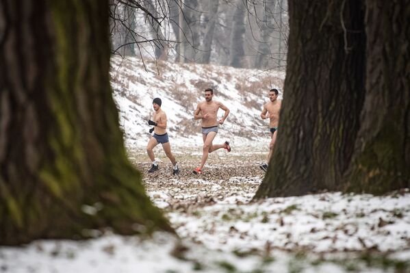 Retando al frío: bajo cero en ropa interior - Sputnik Mundo