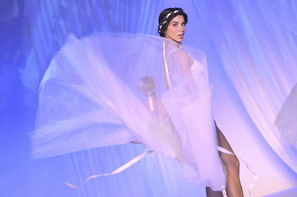 Desfile de ropa interior en París - Sputnik Mundo