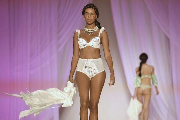 Desfile de ropa interior en París - Sputnik Mundo