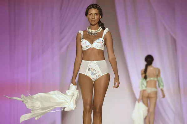 Desfile de ropa interior en París Desfile de ropa interior en París - Sputnik Mundo