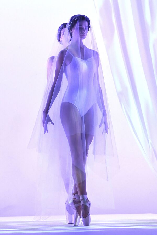 Desfile de ropa interior en París - Sputnik Mundo