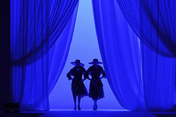 Desfile de ropa interior en París - Sputnik Mundo