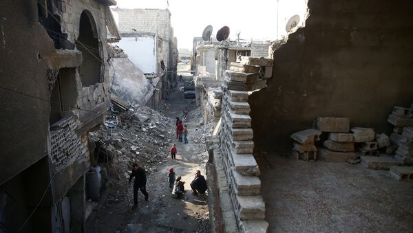 People walk in a damaged neighbourhood in the rebel held besieged city of Douma, in the eastern Damascus suburb of Ghouta, Syria - Sputnik Mundo