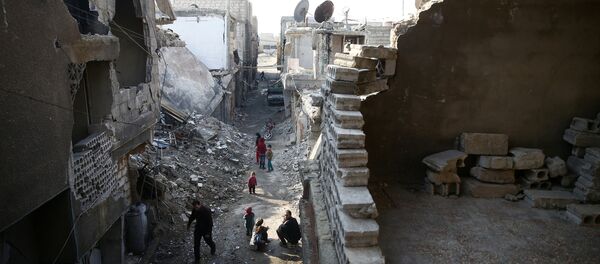 People walk in a damaged neighbourhood in the rebel held besieged city of Douma, in the eastern Damascus suburb of Ghouta, Syria - Sputnik Mundo