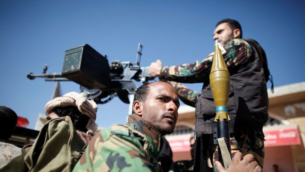 Newly recruited fighters ride on the back of a truck during a farewell ceremony as they head to the battlefront to fight against government forces in Sanaa, Yemen - Sputnik Mundo