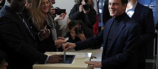 Manuel Valls durante las primarias en Francia - Sputnik Mundo