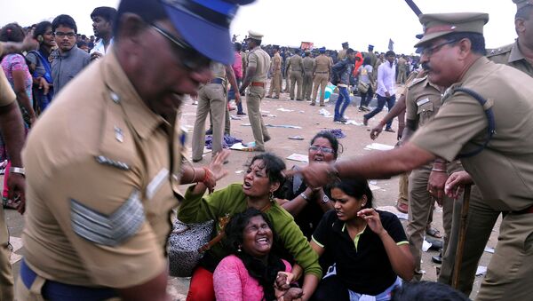 La policía dispersa una protesta contra la prohibición de Jallikattu - Sputnik Mundo