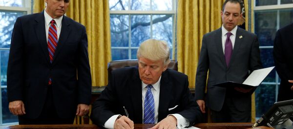 Donald Trump, presidente de EEUU, firma una orden - Sputnik Mundo