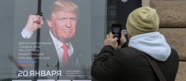 Foto de presidente de EEUU, Donald Trump, en el escaparate de una tienda rusa - Sputnik Mundo