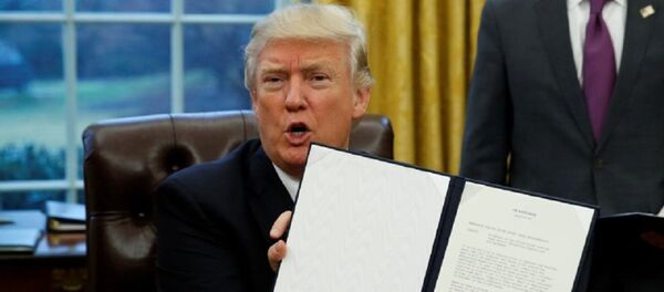 Donald Trump, presidente de EEUU, firma una orden - Sputnik Mundo