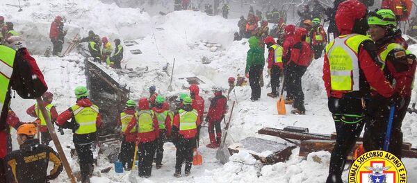 Rescatistas del Cuerpo Nacional de Socorro Alpino trabajan para liberar a los turistas atrapados en el hotel Rigopiano - Sputnik Mundo