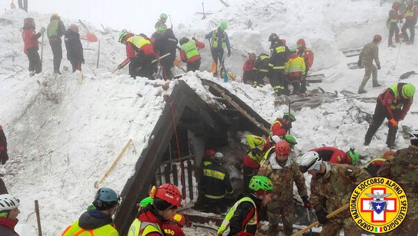Rescatistas italianos en el hotel Rigopiano, cubierto por una avalancha - Sputnik Mundo